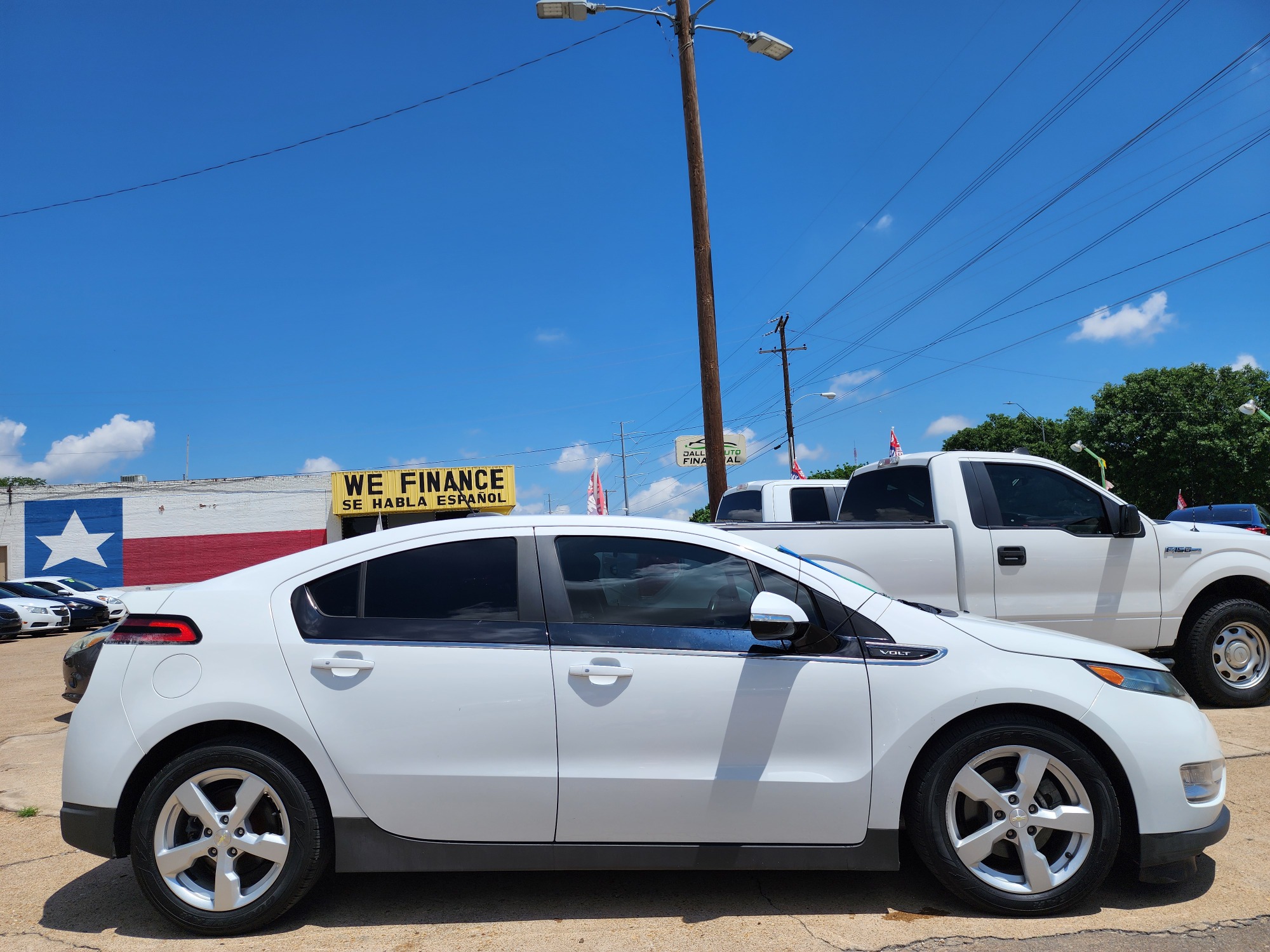 2015 WHITE Chevrolet Volt (1G1RA6E45FU) with an ELECTRIC engine, Continuously Variable Transmission transmission, located at 2660 S.Garland Avenue, Garland, TX, 75041, (469) 298-3118, 32.885387, -96.656776 - Photo #2